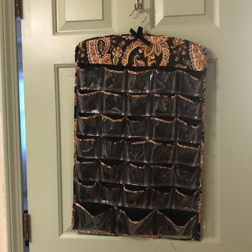 Hanging jewelry holder